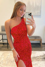 Robe de bal fourreau asymétrique rouge à sequins avec fente.