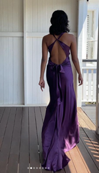 Vestido largo de noche morado con escote en V y espalda descubierta, ideal para fiestas y graduaciones (modelo Y7520)