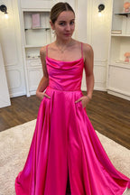 Vestido largo de fiesta rosa fucsia con tirantes finos, corte en A y abertura frontal.