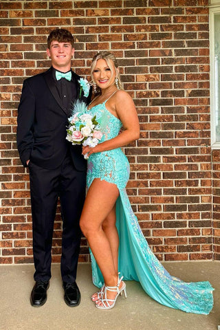 Robe de bal violette à fines bretelles, ornée d'appliqués et fendue.