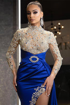 Robe de bal élégante bleu roi à manches longues, ornée de perles et fendue à volants.