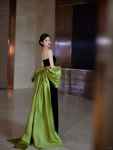 Precioso vestido largo de fiesta negro sin tirantes de satén con lazo Y8594