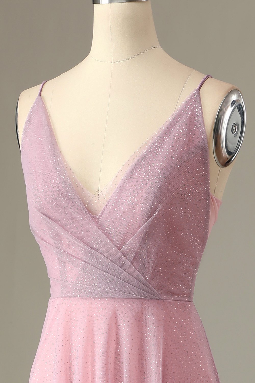 Vestido de dama de honor gris y rosa con tirantes finos y corte en A