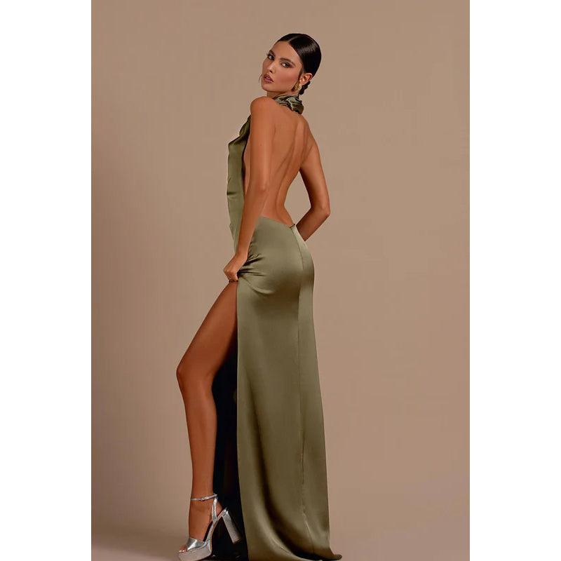 Vestido de noche largo de satén con escote halter, espalda descubierta y abertura lateral.