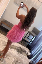 Robe de bal courte bleu clair moulante à décolleté cœur et plumes
