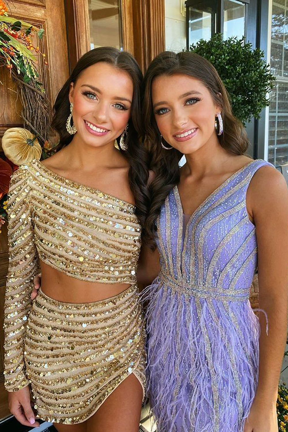Robe de bal courte à sequins champagne asymétrique, à une épaule et manches longues