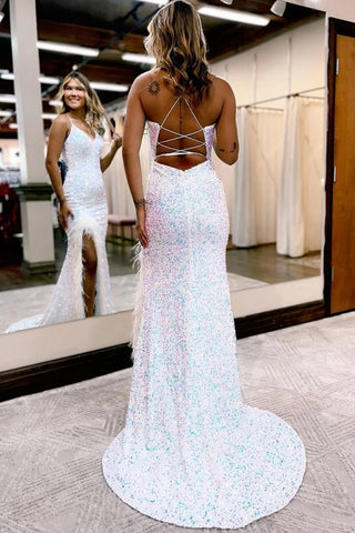 Vestido largo de fiesta negro con lentejuelas, tirantes finos y corte sirena, con abertura frontal.