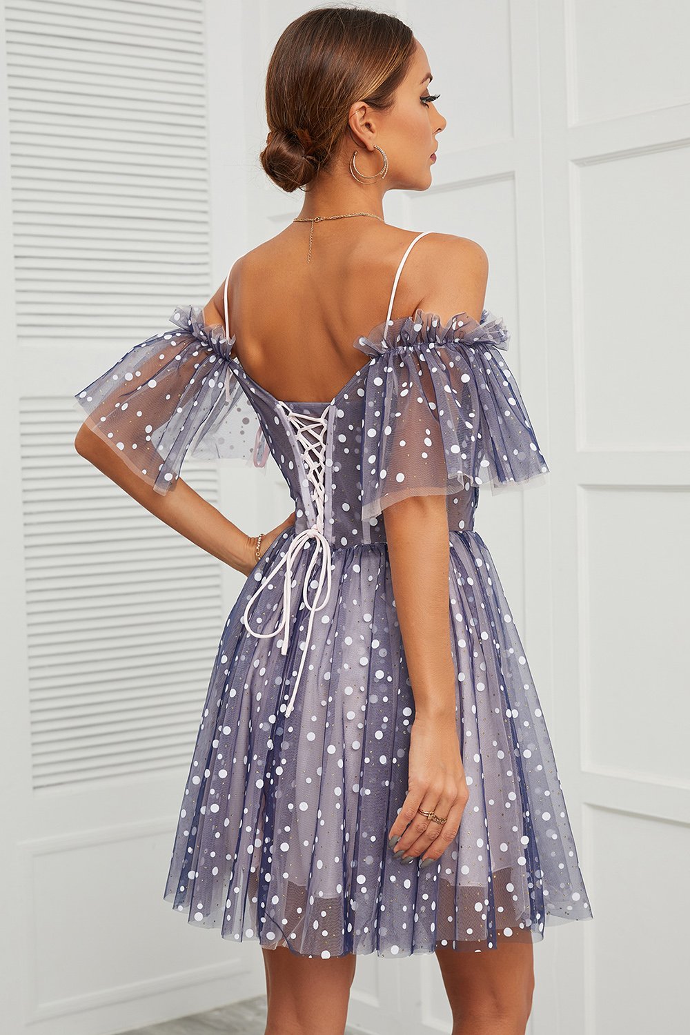Robe de cocktail à pois et épaules dénudées