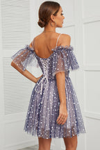 Robe de cocktail à pois et épaules dénudées