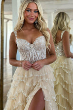 Vestidos de graduación de tul color champán con escote corazón y corte en A con apliques