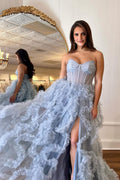 Robe de bal longue bustier en tulle à volants et fente.