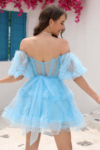 Robe de bal unique en tulle fuchsia, coupe trapèze, épaules dénudées et corset.