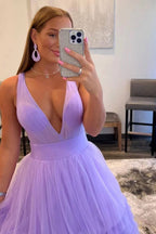 Vestido de graduación de corte A con hombros descubiertos y escote en V con etéreas capas de tul