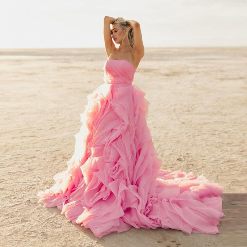 Robe de bal longue bustier rose élégant à volants et pétales, robe de mariée bohème pour séance photo de grossesse ou de plage