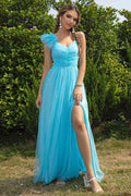 Robe asymétrique à fente froncée