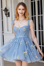 Robe courte vert clair élégante, coupe trapèze, décolleté cœur et broderies.