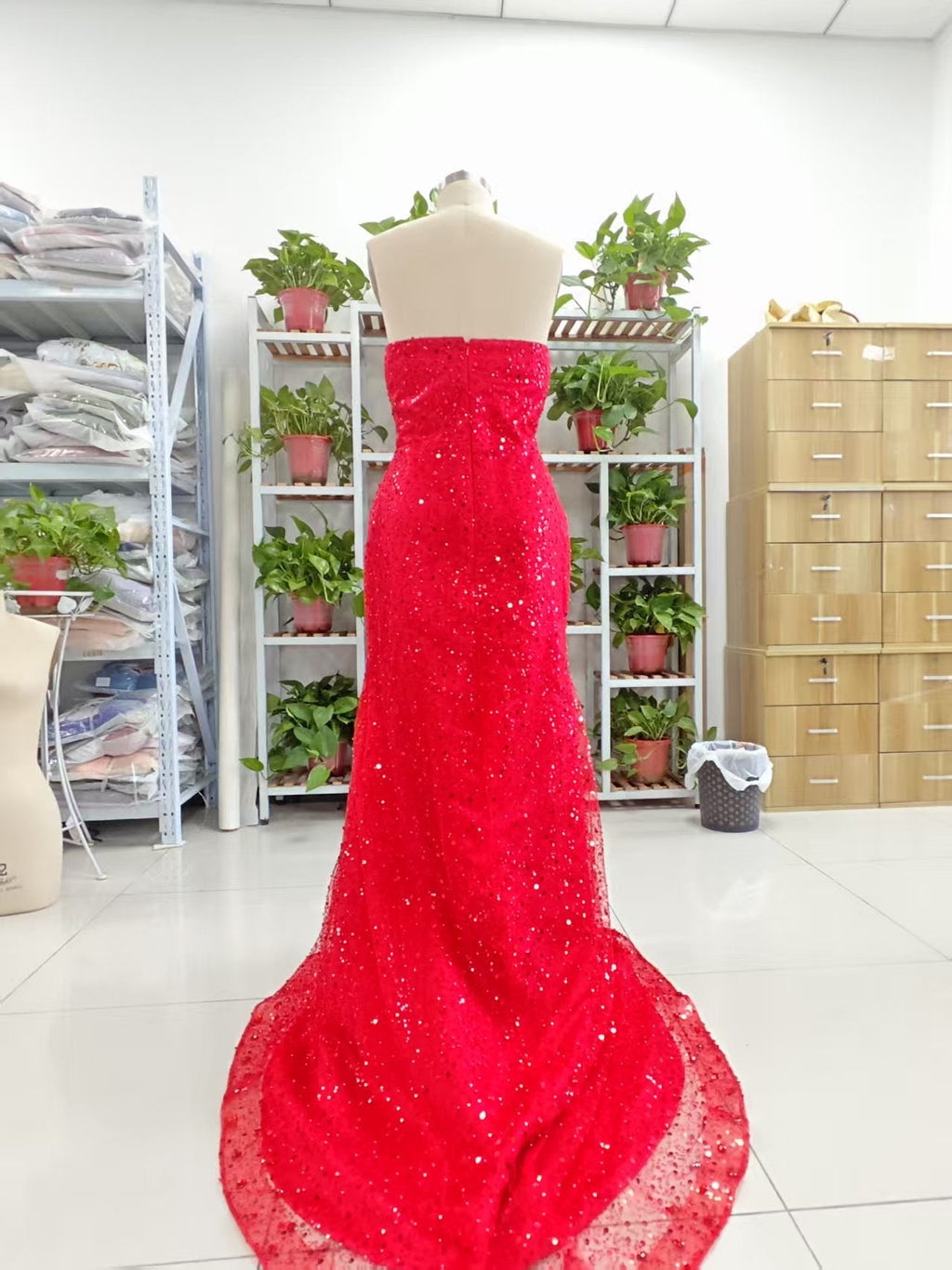 Alcyone | Vestidos de fiesta de sirena con lentejuelas rojas, escote redondo y abertura F1065