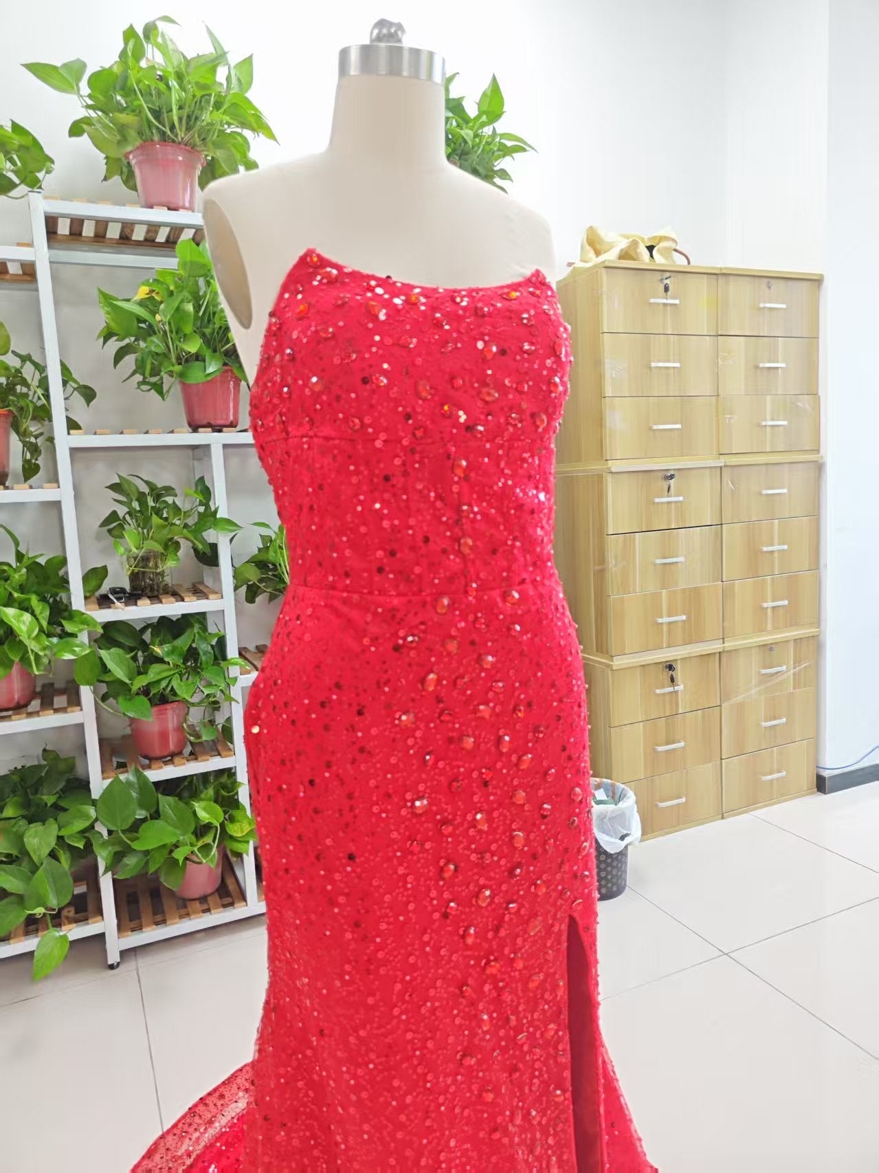 Alcyone | Vestidos de fiesta de sirena con lentejuelas rojas, escote redondo y abertura F1065
