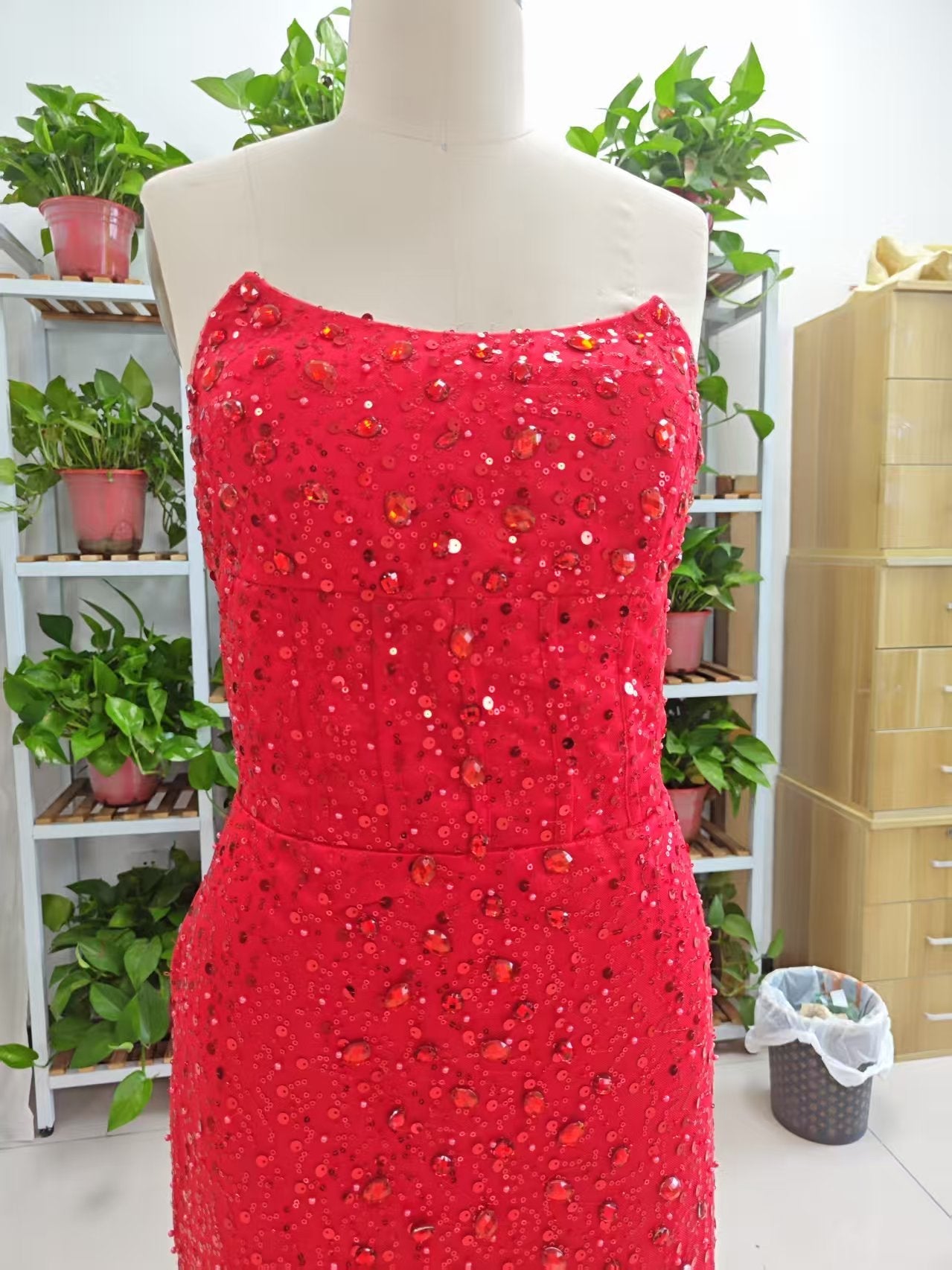 Alcyone | Vestidos de fiesta de sirena con lentejuelas rojas, escote redondo y abertura F1065