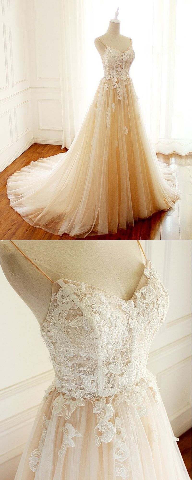 Robe de mariée longue en tulle champagne, coupe trapèze, décolleté cœur et traîne spaghetti, ornée de spaghettis.