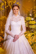 Robe de mariée blanche charmante, coupe trapèze, col montant, manches longues, en dentelle et ornée d'appliqués