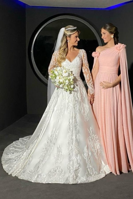Robe de mariée blanche charmante, coupe trapèze, décolleté cœur, manches longues, en dentelle et ornée d'appliqués