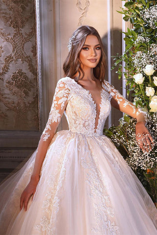 Precioso vestido de novia de encaje con corte en A, mangas largas, escote en V y cola