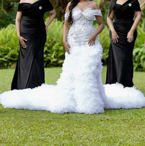 Precioso vestido de novia de corte A con hombros descubiertos y cola de capilla