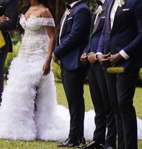 Precioso vestido de novia de corte A con hombros descubiertos y cola de capilla