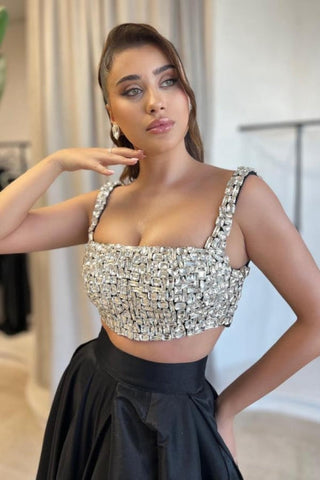 Charmante robe de bal noire en satin, coupe trapèze, sans manches, avec fente