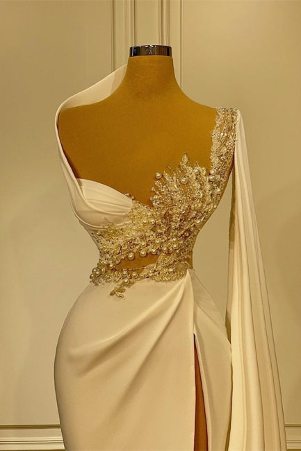 Robe de mariée sirène asymétrique et charmante, ornée de perles et de volants