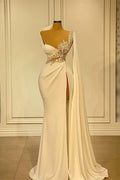Robe de mariée sirène asymétrique et charmante, ornée de perles et de volants