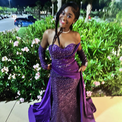 Encantador vestido de fiesta morado sin mangas, corte columna, de satén, con escote corazón y cola de lentejuelas