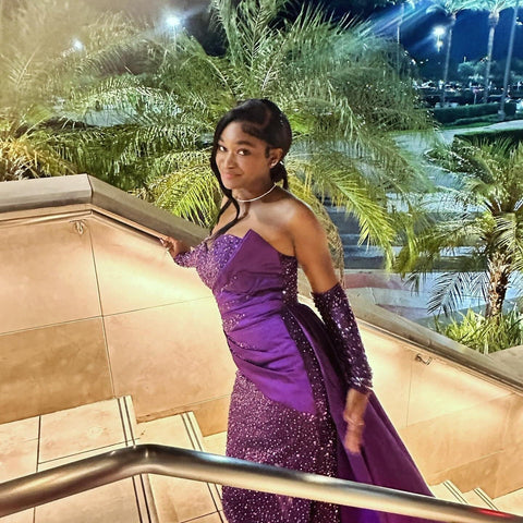 Encantador vestido de fiesta morado sin mangas, corte columna, de satén, con escote corazón y cola de lentejuelas