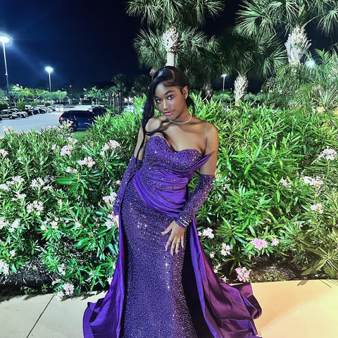 Encantador vestido de fiesta morado sin mangas, corte columna, de satén, con escote corazón y cola de lentejuelas