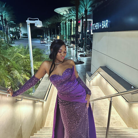 Encantador vestido de fiesta morado sin mangas, corte columna, de satén, con escote corazón y cola de lentejuelas