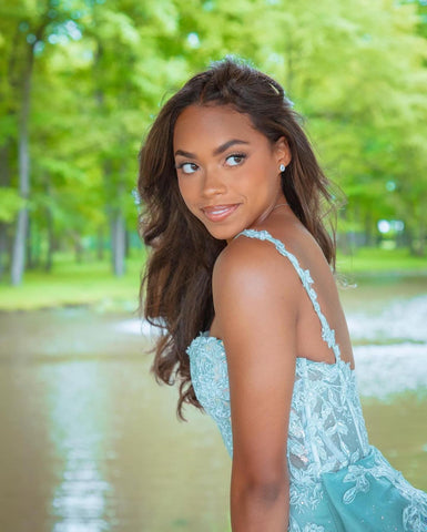 Encantador vestido de fiesta sin mangas de tul, encaje, tirantes finos y apliques, estilo columna.