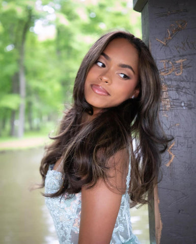 Encantador vestido de fiesta sin mangas de tul, encaje, tirantes finos y apliques, estilo columna.