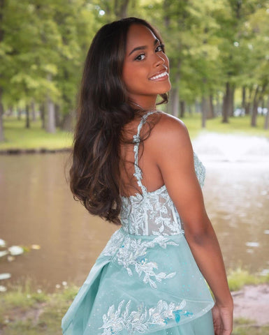 Encantador vestido de fiesta sin mangas de tul, encaje, tirantes finos y apliques, estilo columna.