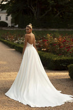 Robe de mariée sirène longue en satin ivoire, ornée d'un décolleté cœur et d'une fente, pleine de charme.