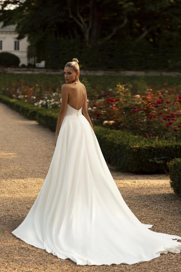 Robe de mariée sirène longue en satin ivoire, ornée d'un décolleté cœur et d'une fente, pleine de charme.
