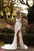 Robe de mariée sirène longue en satin ivoire, ornée d'un décolleté cœur et d'une fente, pleine de charme.