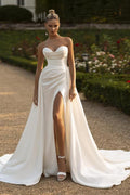 Robe de mariée sirène longue en satin ivoire, ornée d'un décolleté cœur et d'une fente, pleine de charme.