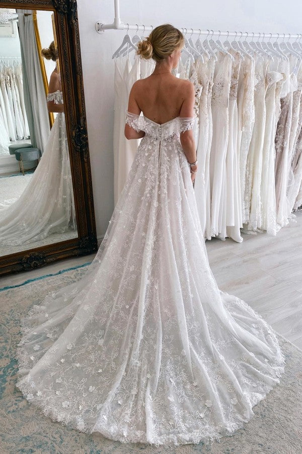 Robe de mariée longue en dentelle, coupe trapèze, épaules dénudées, sans manches, avec traîne courte. Ravissante robe de mariée en dentelle avec traîne courte.
