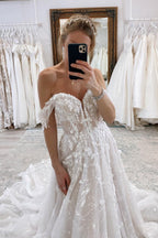Robe de mariée longue en dentelle, coupe trapèze, épaules dénudées, sans manches, avec traîne courte. Ravissante robe de mariée en dentelle avec traîne courte.
