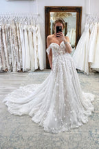 Robe de mariée longue en dentelle, coupe trapèze, épaules dénudées, sans manches, avec traîne courte. Ravissante robe de mariée en dentelle avec traîne courte.