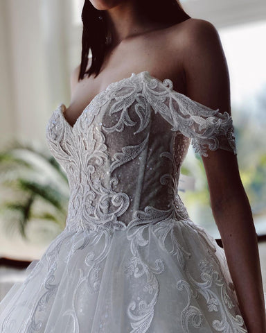 Encantador vestido de novia largo de tul con escote en A, hombros descubiertos y purpurina