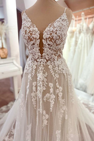 Encantador vestido de novia largo de corte A con tirantes finos, apliques de encaje y tul sin espalda