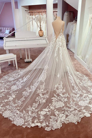 Encantador vestido de novia largo de corte A con tirantes finos, apliques de encaje y tul sin espalda