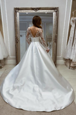 Robe de mariée longue et élégante en satin blanc fendue, coupe trapèze et manches longues